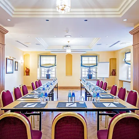 מלון Radisson Collection Astorija Hotel, 5*